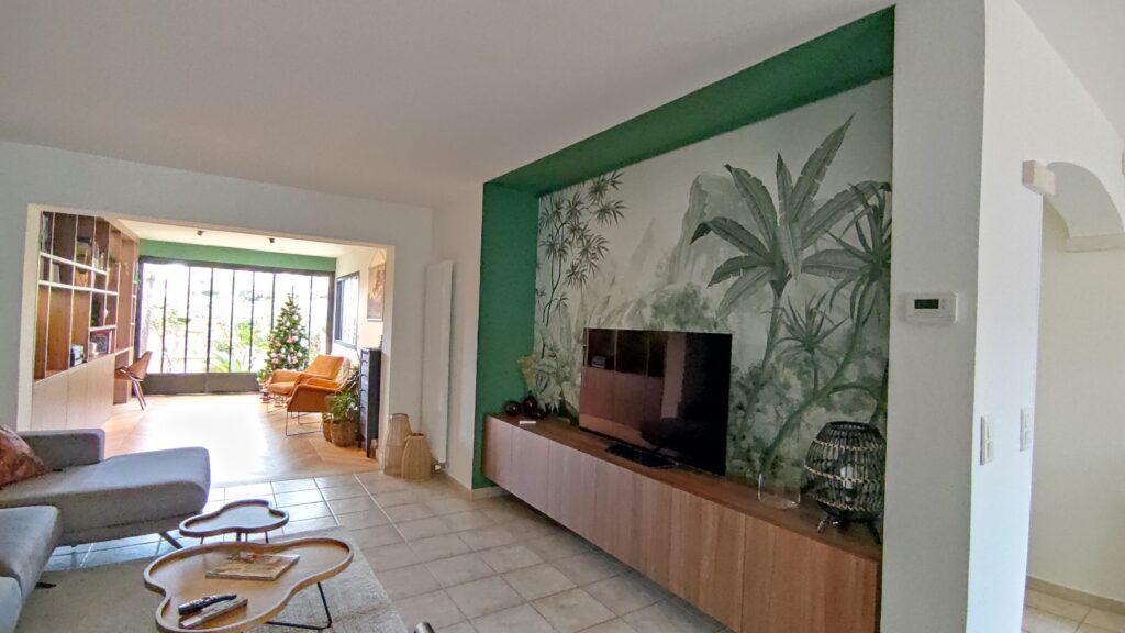 Meuble télé sur mesure papier peint motif jungle mur vert alcôve TV décoratrice d'intérieur Montpellier