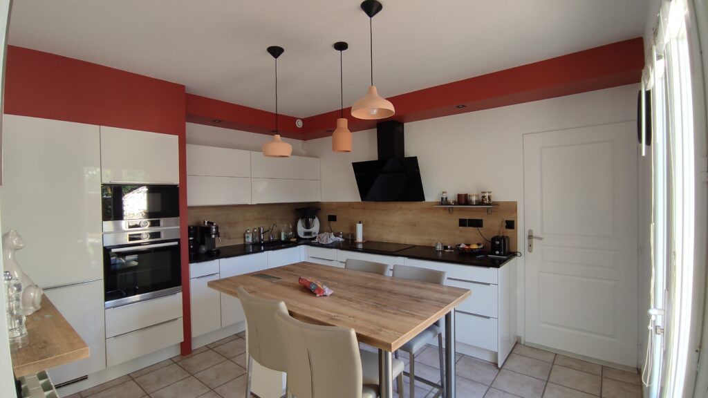 Cuisine repeinte terracotta