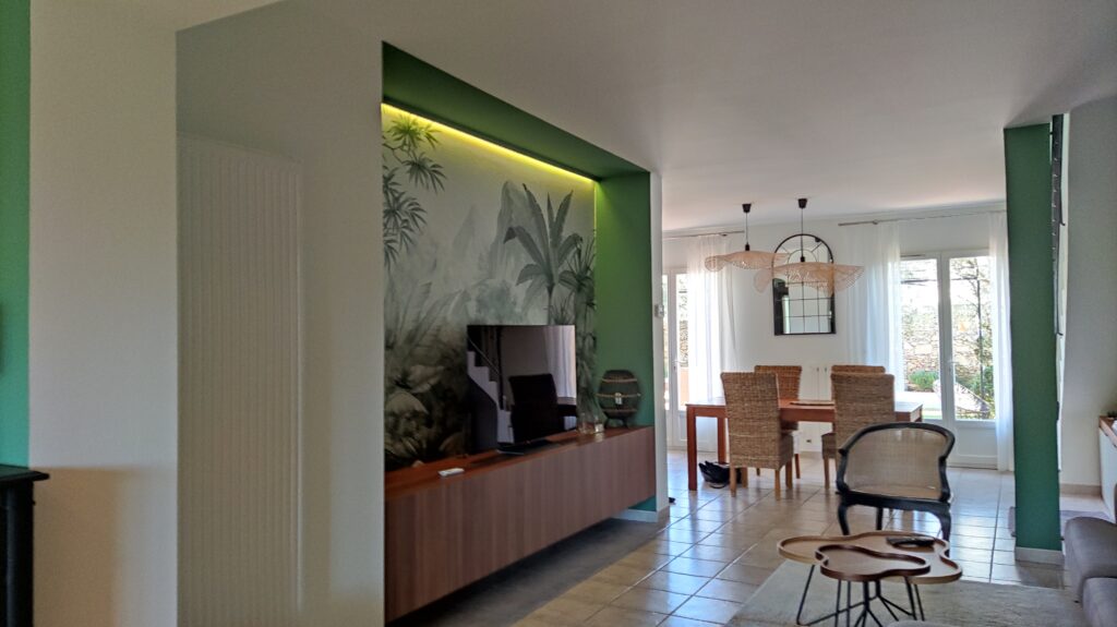 Meuble TV sur mesure en noyer, papier peint motif jungle mur vert salon naturel suspension naturelle