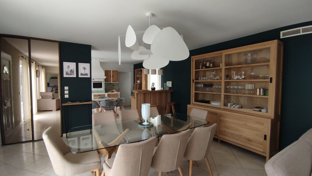 Salle à manger style maison de famille moderne