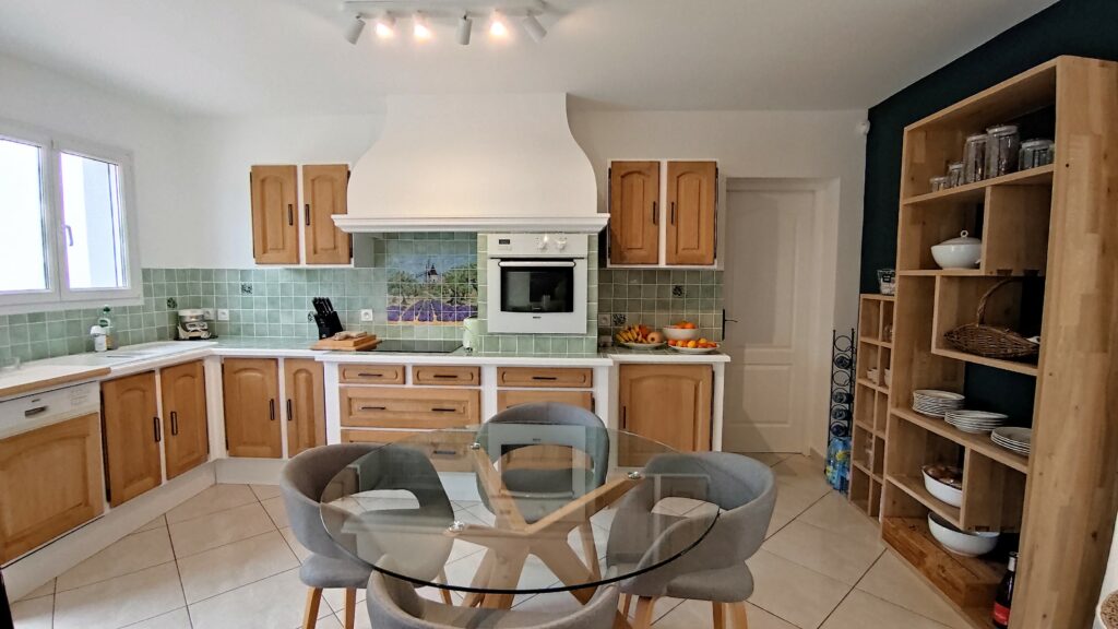 Cuisine chêne massif rénové redécoré style maison de famille