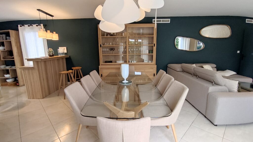 Salon salle à manger style maison de famille moderne