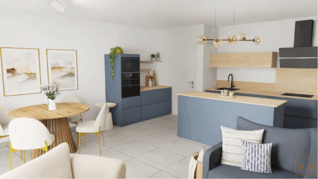 Salon moderne et lumineux avec canapé bleu et fauteuil beige, table basse en bois clair – Décoratrice d’intérieur à Montpellier