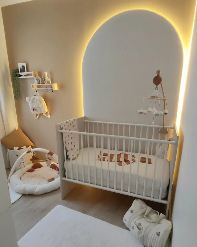 Voici mon dernier projet : la chambre de mon futur petit assistant ! 👶✨
Je prends une pause pour profiter de cette belle aventure, mais je reviens dans quelques mois, prête à mettre à nouveau ma créativité au service de vos projets.
À très vite ! 💛

Pour une ambiance douce et apaisante, j’ai créé une arche lumineuse qui fait aussi office de veilleuse. ✨🌙
Petit clin d'œil au mobile 🐑 que j’ai crocheté moi-même, histoire qu’il puisse compter les moutons avant de s’endormir. 🐑🐑💤

Ref peinture: Dune de chez Envie @leroymerlin

#decorationinterieur #chambrebebe #babyroom #beigemom #slowdesign #babyroominspo #chambrebebemixte #decoratrice #decocrochet #mobilebebe #nurserydesign #nursery #chambreenfant #decochambrebebe #decorationbebe #chambreocre #babydecor #peinturedune